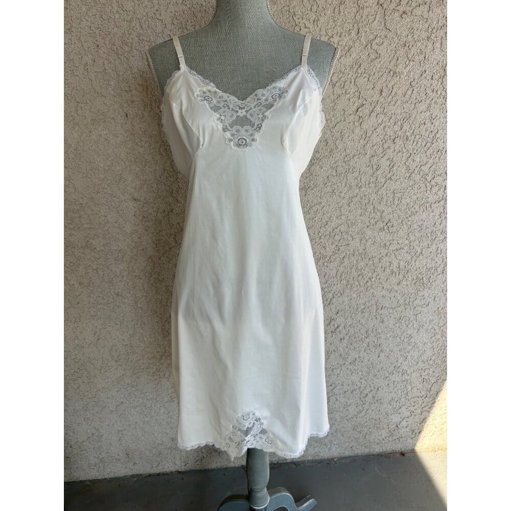 VTG 1960's Van Raalte Ivory Nylon Full Slip size 36 Bust Coquette Cottagecore